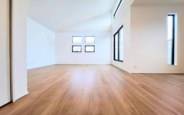 《リビングダイニング》　■開放的で広いリビング。のびのびとくつろげるリビングは、家族のコミュニケーションの場としてみんなが集まる場所に。