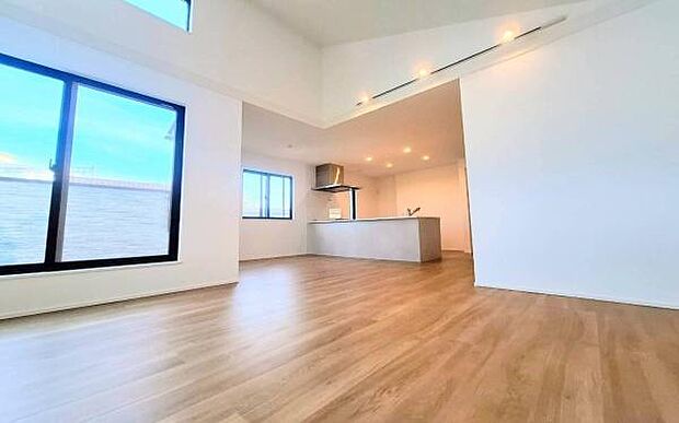 《リビングダイニング》　■豊かな光が照らすこの場所は、たわいもない会話を楽しみ、ゆったりとした時間を過ごす場所。家族の日常が刻まれる大切な空間です。自然光に溢れるこの空間はリフレッシュにピッタリです。