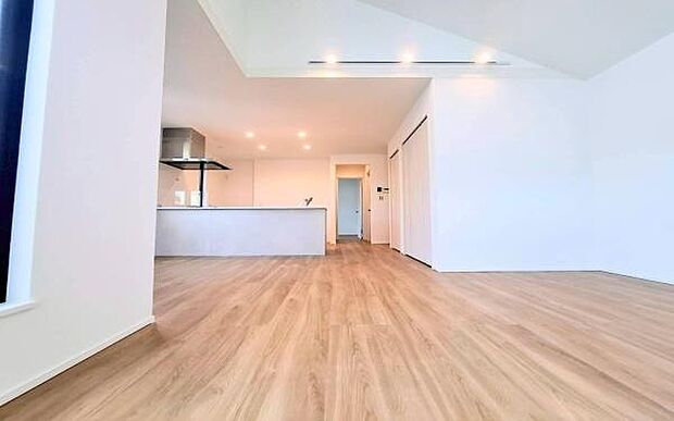 《リビングダイニング》　■家族が自然と集まって、思い思いにくつろぎ、遊び、語らう、やすらぎの空間。この大きな窓から差し込む自然の光は、あたたかく家族を照らして、夜には美しい星空を眺めることもできます。