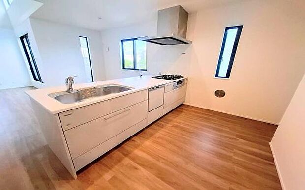 《キッチン》　■家族が集う楽しく親子の会話もはずむキッチン。明るく清潔で使い勝手のいいキッチンには、いつも家族の笑顔があふれています。