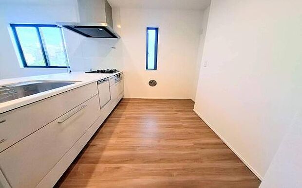 《システムキッチン》　■大型冷蔵庫や食器棚を置いても余裕なスペース。奥様の料理の腕も上がりそうな予感。