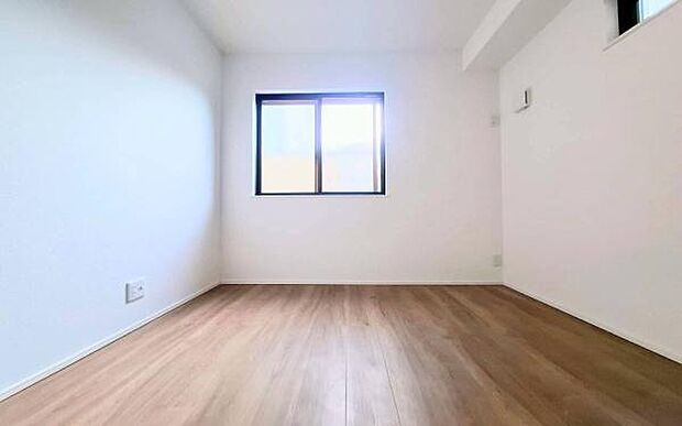 《子供部屋》　■明るい陽の差す居室。子供部屋にもちょうど良さそうですね。