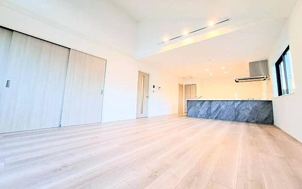 《リビングダイニング》　■家族が自然と集まって、思い思いにくつろぎ、遊び、語らう、やすらぎの空間。この大きな窓から差し込む自然の光は、あたたかく家族を照らして、夜には美しい星空を眺めることもできます。