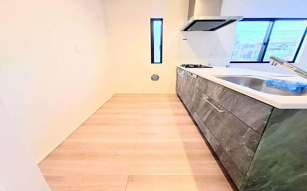 《システムキッチン》　■会話を楽しみながら食事を味わう。一緒にいる時間が楽しい空間。カフェにいるような気分で毎日を過ごしたい。家族でいる時間を柔らかに包み込むインテリア。