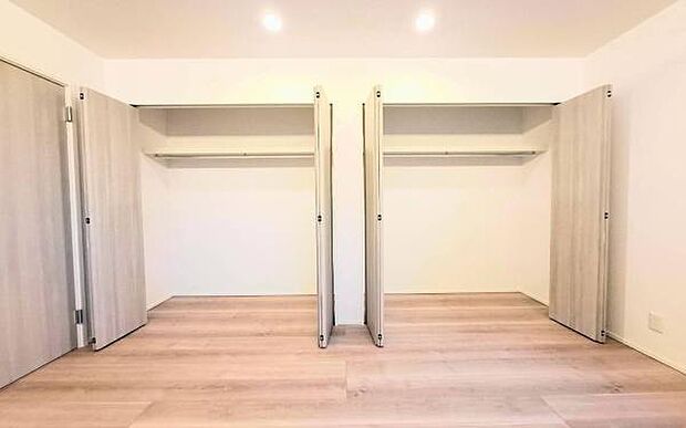 《収納》　■洋服を機能的に収納できるハンガーパイプのほか、帽子やバッグを置ける枕棚も設置。ゆとりあふれる収納空間です。