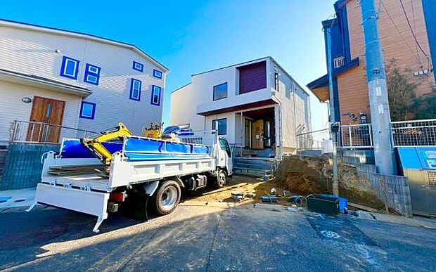 《前面道路》 ■前面道路が広く、開放的です。