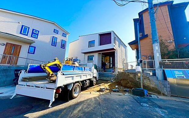 《前面道路》 ■道路と敷地はフラットな地形です。