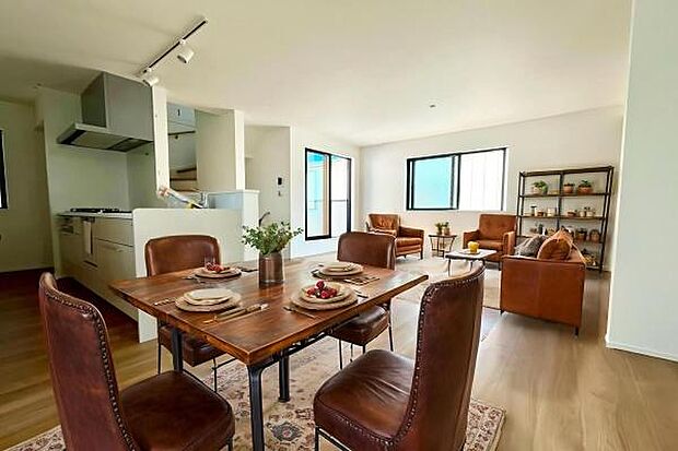 ゆとりを感じさせる上質で明るい空間が、住まう人や訪れる人を心地よく迎え入れてくれます。（本画像家具はCGで作成しており、実際に現地に家具はおかれておりません。また価格に家具は含まれておりません。）