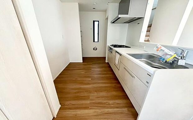 《システムキッチン》　■お手入れしやすくきれいなキッチン。お料理の始めから後片付けまで楽しい時間になりそうです。