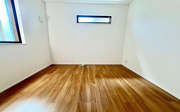 《子供部屋》　■明るい陽の差す居室。子供部屋にもちょうど良さそうですね。