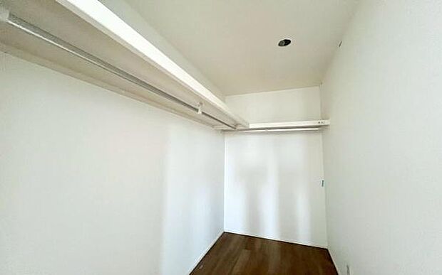 《ウォークインクローゼット》　■大容量のウォークインクローゼットをご用意。衣類だけでなく、遊び道具やトランクなどの旅行用品の収納にも重宝します。大容量なだけに、ついついお買い物が増えてしまいそうです。