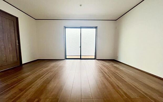 《リビングダイニング》 ■寛ぎとご家族とのコミュニケーションを育む居心地のよい場所。この明るい空間は家族に安らぎを与えて、落ち着いた心地よい空間になるでしょう。