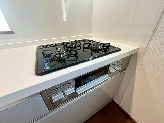 《三口ガスコンロ》 ■毎日料理をする方、家族の分まで作られる方には必須の三口ガスコンロ。同時進行が可能で効率よく、楽しく料理ができます。