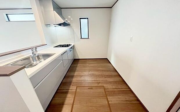 《システムキッチン》 ■家族が集う楽しく親子の会話も弾むキッチン。明るく清潔で使い勝手のいいキッチンには、いつも家族の笑顔があふれています。