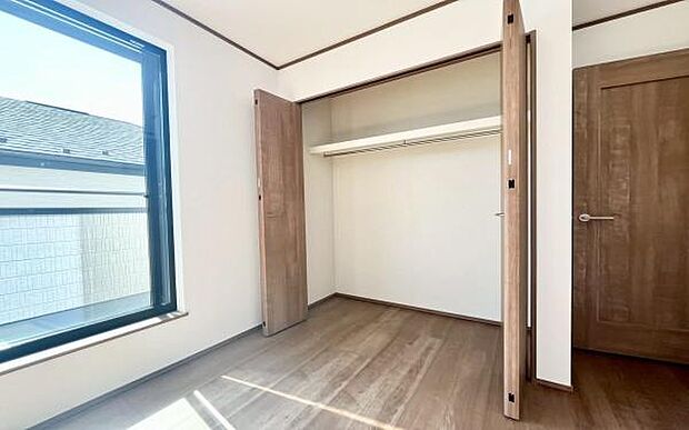 《収納》 ■洋服を機能的に収納できるハンガーパイプのほか、帽子やバッグを置ける枕棚も設置。ゆとりあふれる収納空間です。