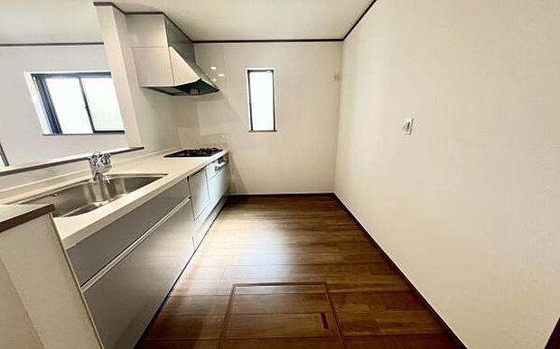 《システムキッチン》　■大型冷蔵庫や食器棚を置いても余裕なスペース。奥様の料理の腕も上がりそうな予感。
