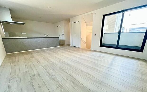 《リビングダイニング》 ■豊かな光が照らすこの場所は、たわいもない会話を楽しみ、ゆったりとした時間を過ごす場所。家族の日常が刻まれる大切な空間です。自然光に溢れるこの空間はリフレッシュにピッタリです。