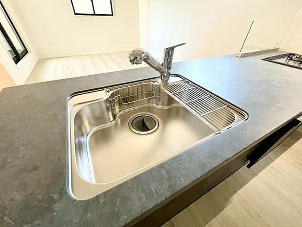 《キッチン》 ■ステンレス製シンク。幅と奥行きがありますので、食器洗時のストレスも減りそうです。