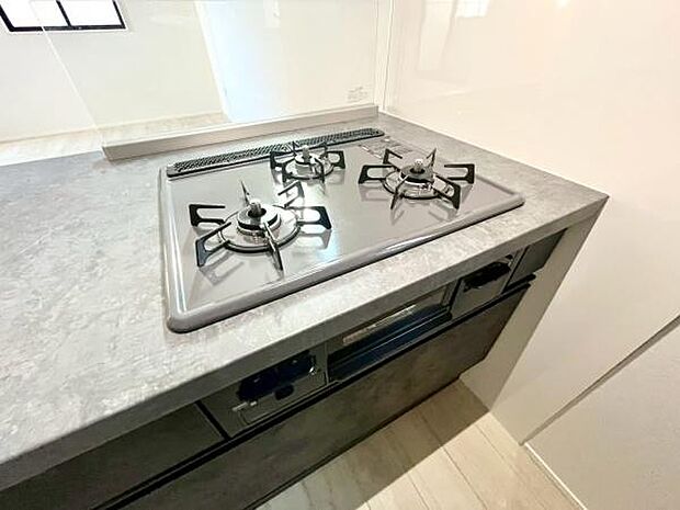 《三口ガスコンロ》 ■毎日料理をする方、家族の分まで作られる方には必須の三口ガスコンロ。同時進行が可能で効率よく、楽しく料理ができます