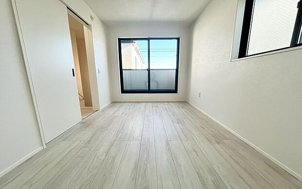 《寝室》 ■朝から日差しいっぱい、早起きしたくなる洋室。ベッドを置いてもゆとりを感じられる。窓からの朝日が心地よい目覚めへと誘います。ゆとりある広さを確保し、心地よいプライベートタイムを演出します。