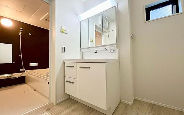 《洗面化粧台》 ■使いやすいシャープなデザインの洗面化粧台。