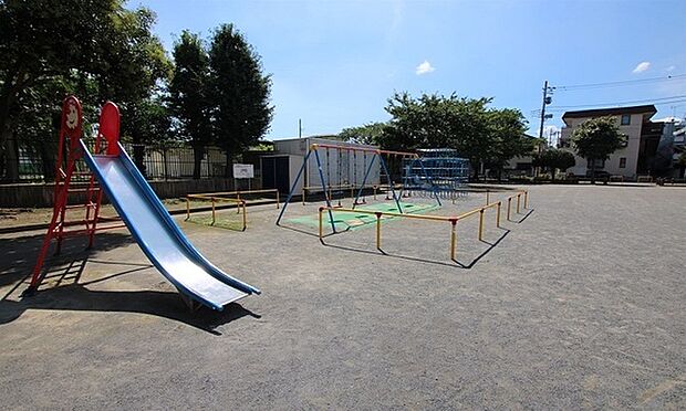 浜町公園まで624m、住宅街の十分な広さの公園です。ブランコ・滑り台などの遊具があり、ベビーカーで入れますので、小さなお子様も楽しめます。