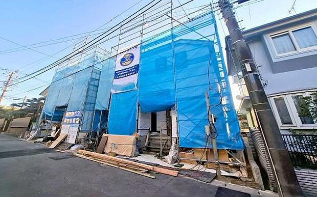 《前面道路》 ■前面道路が広く、開放的です。日当たりも良好です。