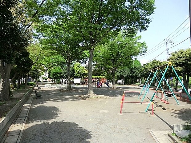 本郷台公園まで887m、木々の木漏れ日の下で、涼を取る事も出来ます。見通しの良い公園ですので、お子様を安心して遊ばせられます。
