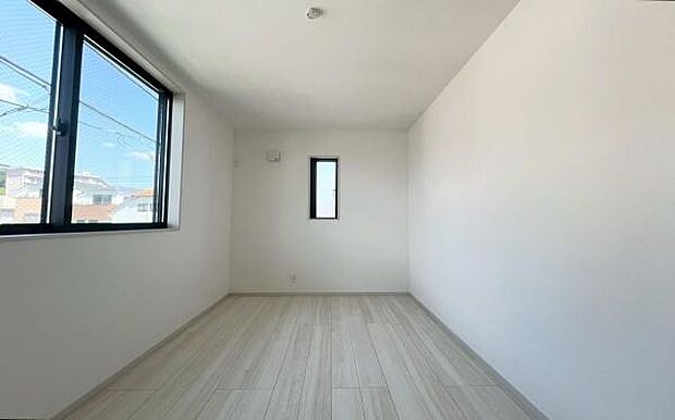 《洋室》　■机とべットを入れても十分な広さ。。お子様の勉強部屋に。