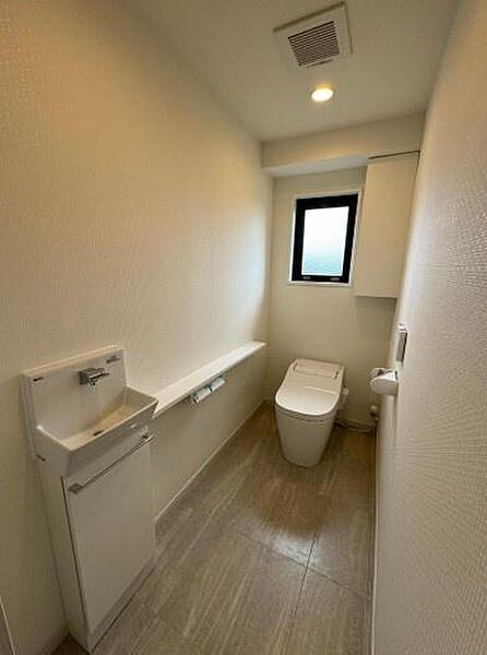 《トイレ》　■快適な使用感が人気の温水洗浄脱臭暖房機能を搭載。しかも汚れがつきにくく落ちやすい、洗浄力に優れた洗浄機能付タンクレストイレ。
