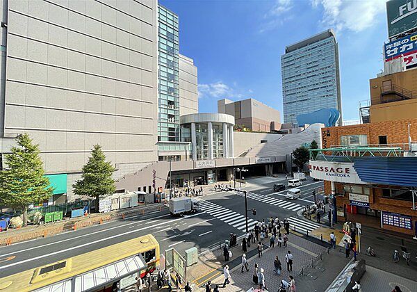 京急上大岡駅まで1694m、京急線「快特」停車駅。直通で横浜へ1駅8分・品川へ4駅26分。羽田空港へも快適アクセス。ブルーラインの複数路線の駅です。