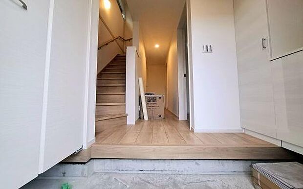 《玄関》■玄関ホールにもゆとりをもった設計ですので第一印象が違います。