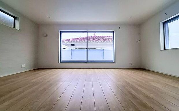 《リビングダイニング》 ■開放的で広いリビング。のびのびとくつろげるリビングは、家族のコミュニケーションの場として、みんなが集まる憩いの場所に。