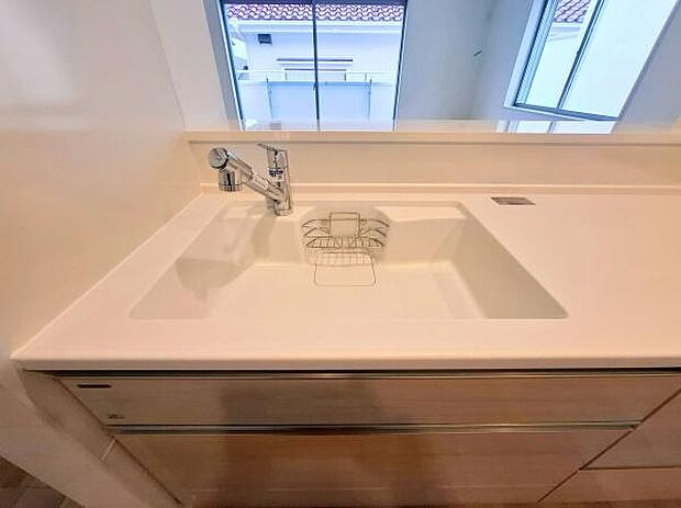 《システムキッチン》 ■人造大理石シンクは、見た目がとてもスッキリしています。水垢が付きにくいのも嬉しいポイントです。