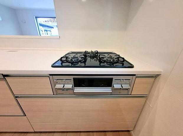 《三口ガスコンロ》 ■毎日料理をする方、家族の分まで作られる方には必須の三口ガスコンロ。同時進行が可能で効率よく、楽しく料理ができます。