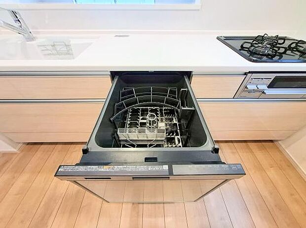 《食器洗い乾燥機》■食事後もゆっくり過ごせる食器洗い乾燥機を設置。手洗いよりもキレイに洗え、節水にもなる主婦の味方です。
