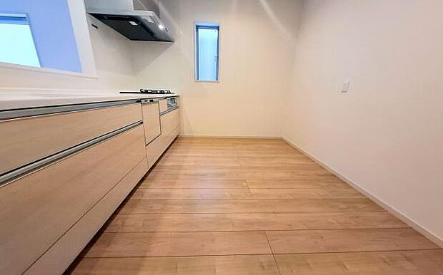 《システムキッチン》 ■家族が集う楽しく親子の会話も弾むキッチン。明るく清潔で使い勝手のいいキッチンには、いつも家族の笑顔があふれています。