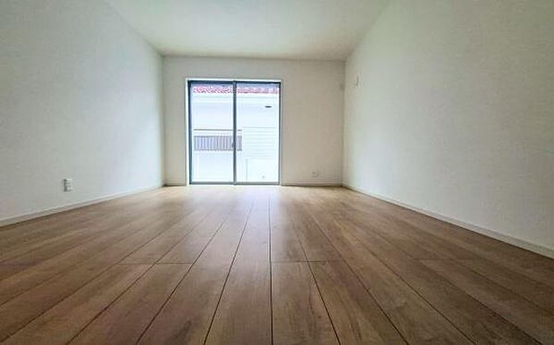 《寝室》 ■朝から日差しいっぱい、早起きしたくなる洋室。ベッドを置いてもゆとりを感じられる。窓からの朝日が心地よい目覚めへと誘います。ゆとりある広さを確保し、心地よいプライベートタイムを演出します。