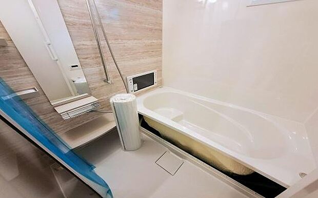 《浴室》 ゆったり足を伸ばせる浴槽。お子様と一緒でもゆとりの広さ。1日の疲れを癒してくれるバスタイム。窓付きのバスルームは明るく、浴室乾燥機能付きなので、天気の悪い日の外出も安心して出掛けられます。