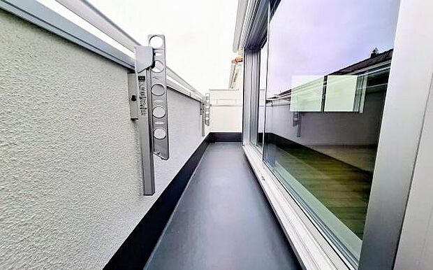 《バルコニー》 ■さわやかな風が通り暖かい光がふりそそぐバルコニー