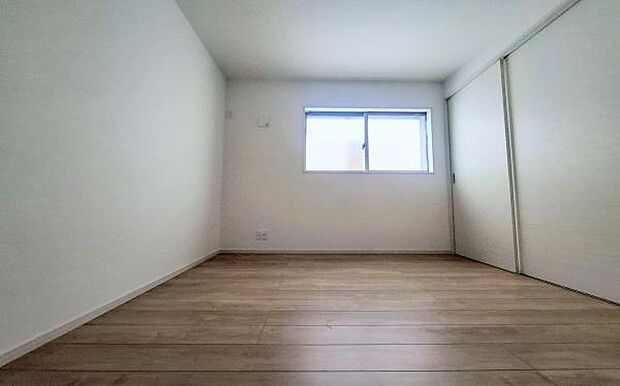 《洋室》 ■型にはまらない多才なプライベートルーム。くつろぎの場としてだけでなく、趣味や仕事のパーソナルスペースとしても活躍するゆったりした洋室。落ち着きがあり個の時間をたっぷり楽しめる快適空間です。