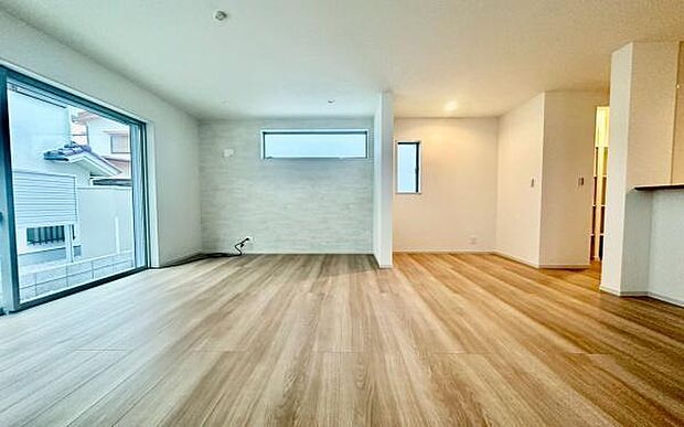 《リビングダイニング》 ■豊かな光が照らすこの場所は、たわいもない会話を楽しみ、ゆったりとした時間を過ごす場所。家族の日常が刻まれる大切な空間です。自然光に溢れるこの空間はリフレッシュにピッタリです。