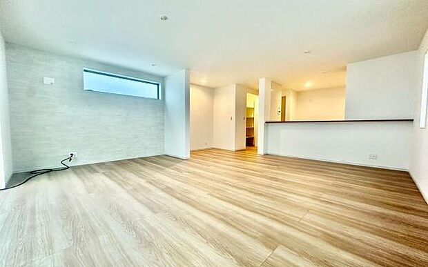 《リビングダイニング》 ■家族が自然と集まって、思い思いにくつろぎ、遊び、語らう、やすらぎの空間。