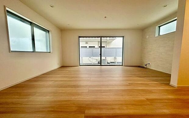 《リビングダイニング》 ■開放的で広いリビング。のびのびとくつろげるリビングは、家族のコミュニケーションの場として、みんなが集まる憩いの場所に。