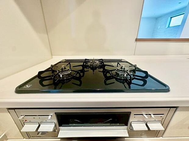 《三口ガスコンロ》 ■毎日料理をする方、家族の分まで作られる方には必須の三口ガスコンロ。同時進行が可能で効率よく、楽しく料理ができます。