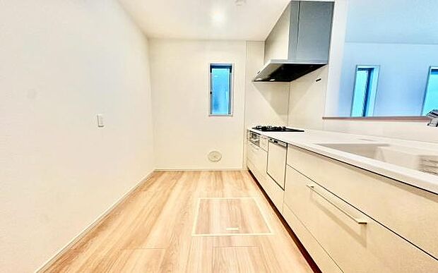 《システムキッチン》 ■家族が集う楽しく親子の会話も弾むキッチン。明るく清潔で使い勝手のいいキッチンには、いつも家族の笑顔があふれています。