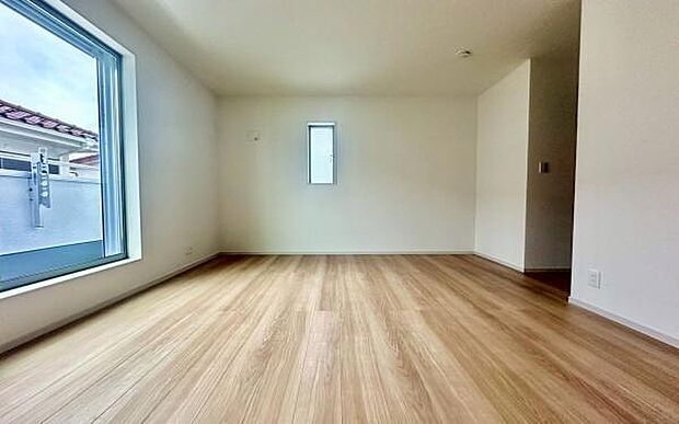 《寝室》 ■朝から日差しいっぱい、早起きしたくなる洋室。ベッドを置いてもゆとりを感じられる。窓からの朝日が心地よい目覚めへと誘います。ゆとりある広さを確保し、心地よいプライベートタイムを演出します。