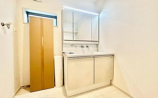 《洗面化粧台》 ■使いやすいシャープなデザインの洗面化粧台。