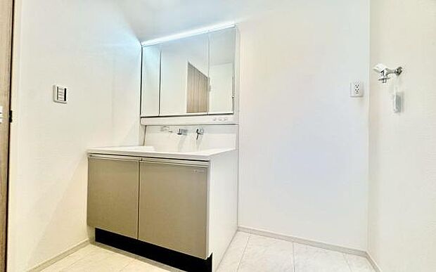 《洗面化粧台》　■使いやすいシャープなデザインの洗面化粧台。