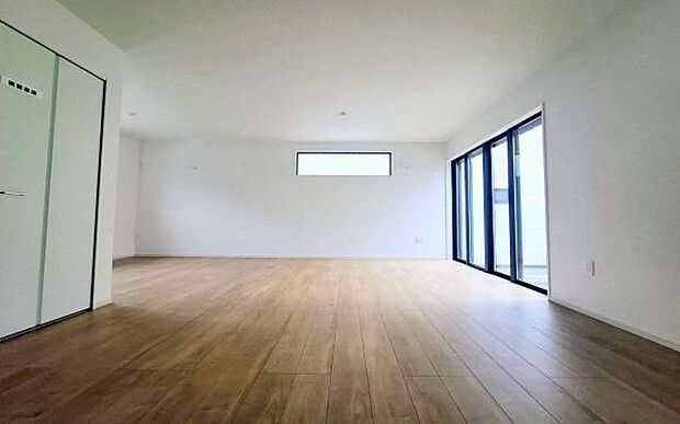 《リビングダイニング》　■大画面ＴＶも余裕、インテリアプランが考えやすいワイドなリビング。家族がしぜんに集まる広さ、お子様が思わず走り出す大空間。